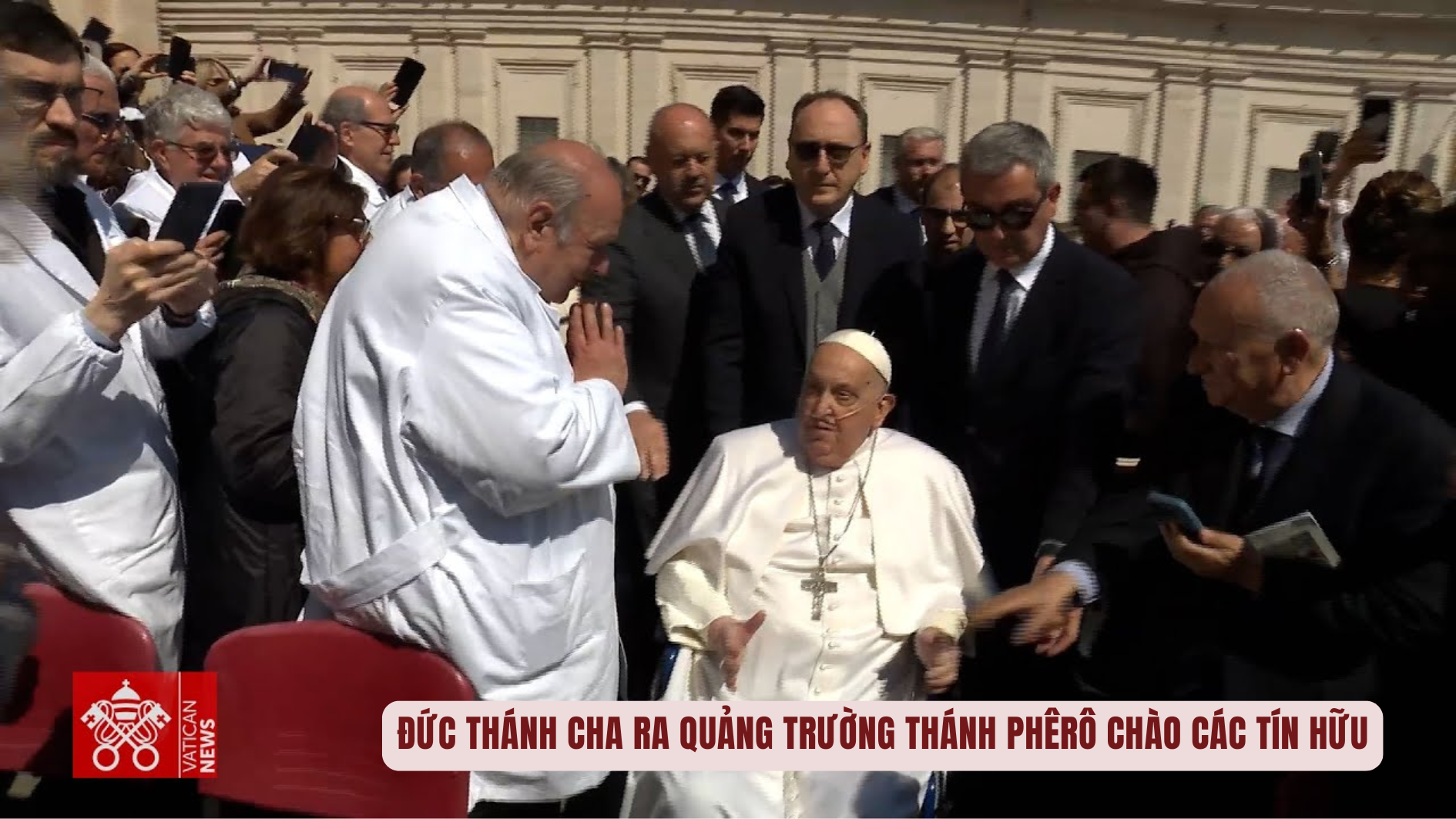 Đức Thánh Cha ra quảng trường thánh Phêrô chào các tín hữu